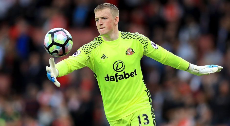 
                <strong>Jordan Pickford (AFC Sunderland -> FC Everton)</strong><br>
                Der Rekordtransfer des englischen U21-Nationaltorhüters Jordan Pickford vom FC Sunderland zum FC Everton ist perfekt. Wie Everton mitteilte, unterschrieb der 23-Jährige bei den Toffees einen Fünf-Jahres-Vertrag. Als Ablösesumme zahlt Everton umgerechnet rund 28 Millionen Euro, mit Boni kann der Betrag auf 34 Millionen Euro steigen. Pickford ist damit der teuerste britische Keeper der Geschichte und kostet bis zu dreimal so viel wie 2014 der bisherige Rekordhalter Fraser Forster bei seinem Transfer von Celtic Glasgow zum FC Southampton. Weltweit steigt Pickford im Ranking der teuersten Schlussmänner zur Nummer drei auf. Höhere Ablösen kosteten nur Italiens Ikone Gianluigi Buffon schon vor 16 Jahren mit fast 53 Millionen Euro bei seinem Wechsel vom AC Parma zu Juventus Turin und erst zuletzt der Brasilianer Ederson mit 40 Millionen Euro bei seinem Transfer von Benfica Lissabon zu Manchester City.
              