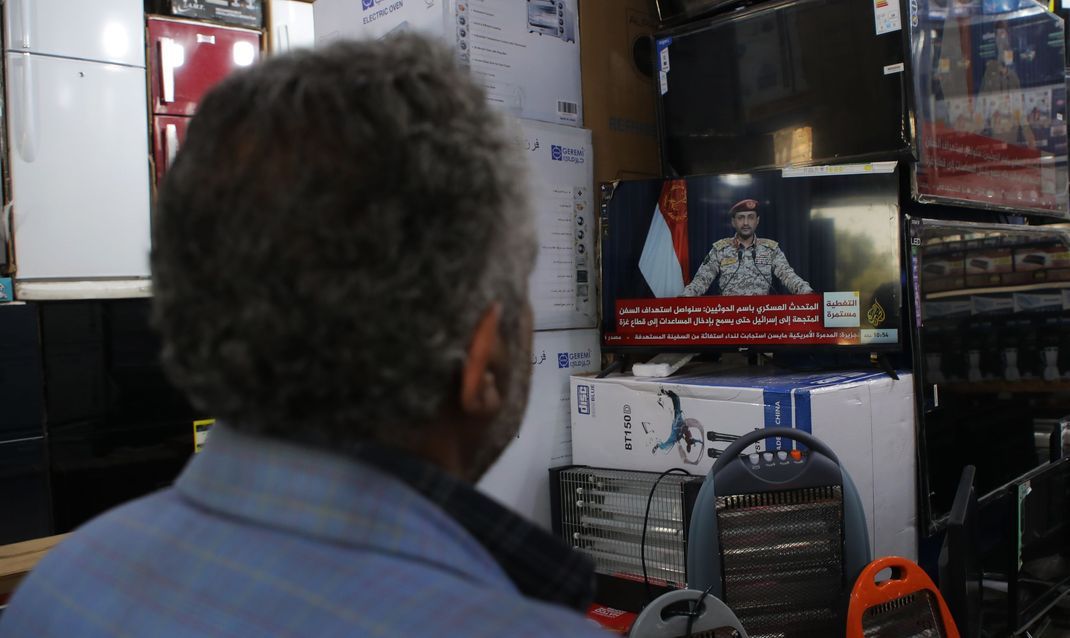 Nach dem Angriff auf einen Tanker sehen Jemeniten im Fernsehen eine Erklärung des Sprechers der Huthi-Rebellen.