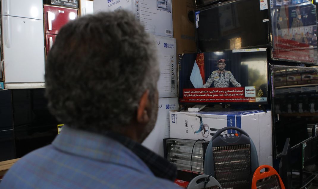 Nach dem Angriff auf einen Tanker sehen Jemeniten im Fernsehen eine Erklärung des Sprechers der Huthi-Rebellen.