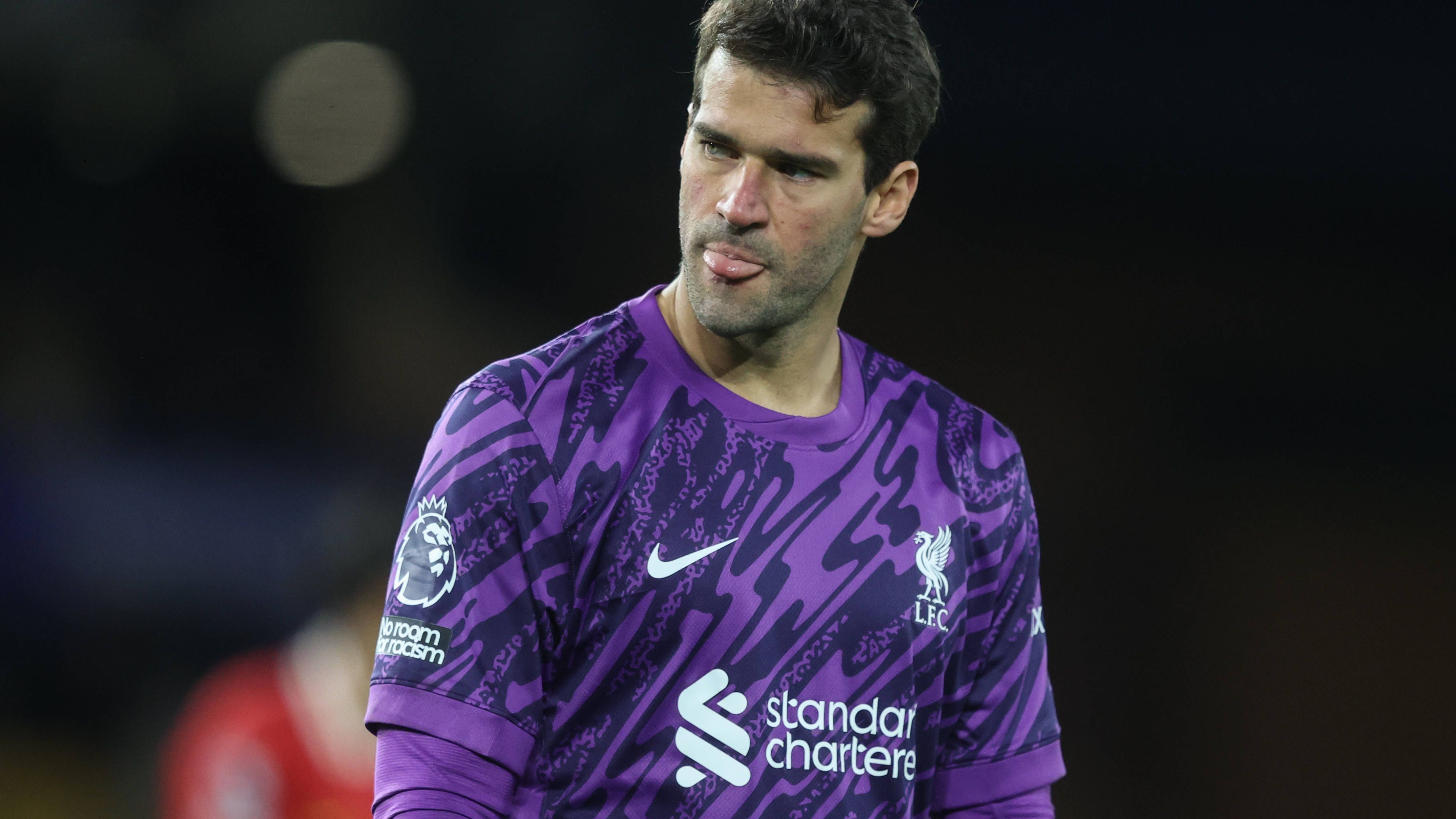 <strong>Alisson (FC Liverpool)</strong><br>Hat der FC Bayern einen großen Namen als Neuer-Nachfolger im Blick? Wie die "Sun" berichtet, soll der Rekordmeister an Routinier Alisson vom FC Liverpool dran sein. Der 31-Jährige steht zwar noch bis 2027 bei den "Reds" unter Vertrag, im Sommer gab es aber bereits Gerüchte über einen Saudi-Arabien-Wechsel. Alisson soll einen Wechsel in den Wüstenstaat abgelehnt haben, aber ...