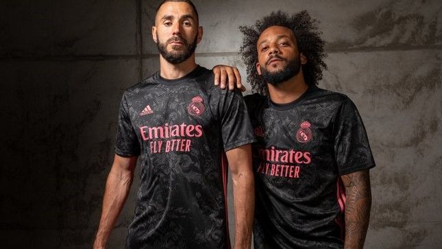 
                <strong>Real Madrid (Ausweichtrikot) </strong><br>
                Zu Hause tritt Real Madrid traditionell in Weiß an - und auswärts in Pink, das hat der spanische Meister bereits bei der Präsentation der neuen Trikots verraten. Beim dritten (Ausweich-)Trikot sind nur Wappen, Streifen und Sponsoren in der Akzent-Farbe gehalten - ansonsten kommt es mit seiner schwarzen Farbe und dem grauen Muster eher traditionell daher.  Der Slogan "Schwarz und Pink - Gemacht für die Mutigen" trifft im Vergleich zum pinken Auswärtstrikot nicht so sehr zu. Denn wer das trägt, braucht wirklich Mut. Beim dritten Trikot braucht es davon nicht so viel. 
              