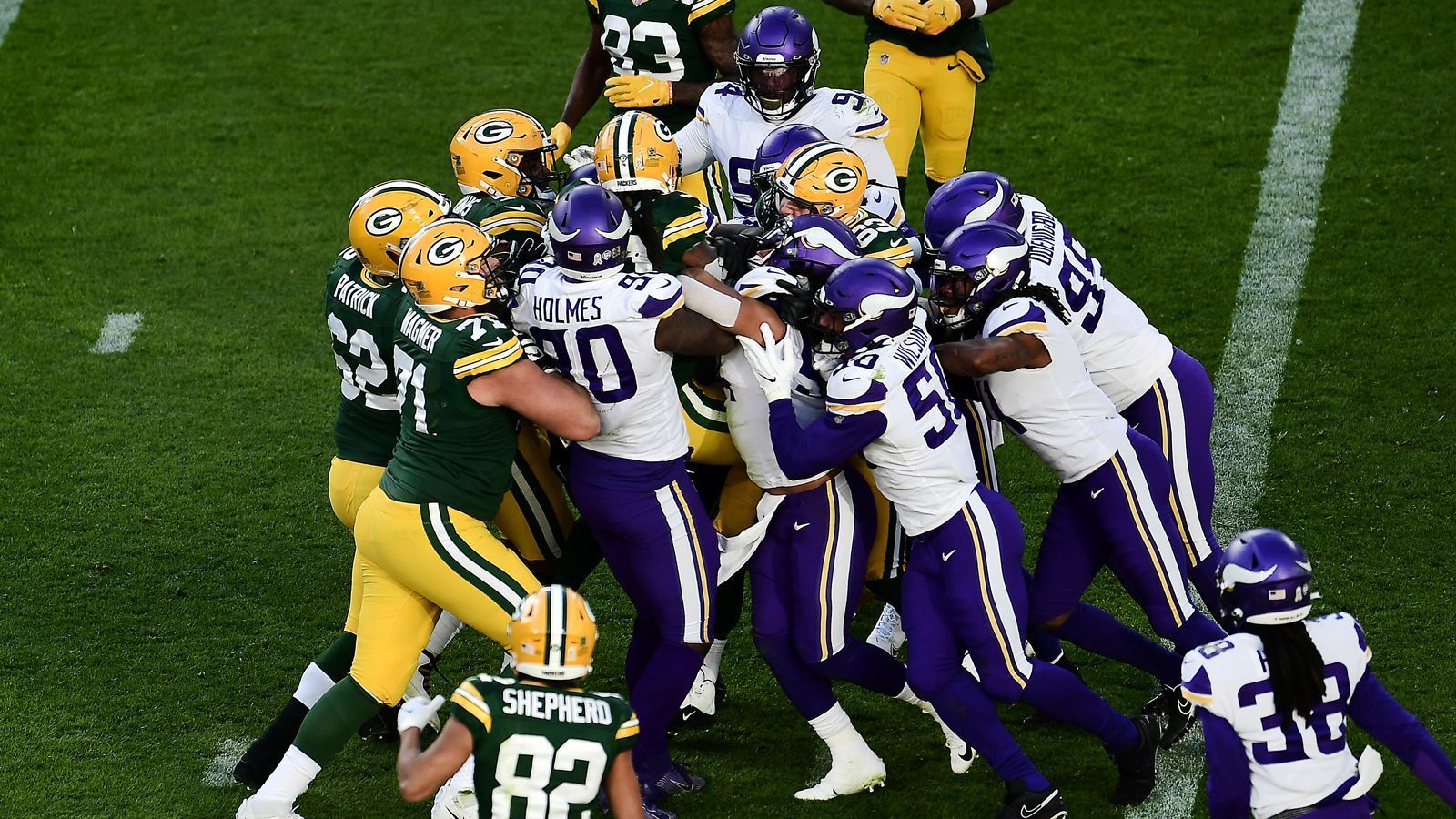 
                <strong>Minnesota Vikings und die Green Bay Packers: Eine erbitterte Rivalität</strong><br>
                Die Rivalität zwischen den Minnesota Vikings und den Green Bay Packers ist weit über die NFL hinaus bekannt. Am Sonntag (ab 18:00 Uhr im Livestream auf ran.de) kommt es zum insgesamt 122. Mal zum Showdown zwischen den Rivalen aus der NFC North. Aktuell stehen die Packers bei 63 Siegen, bei 55 Siegen für die Vikings und drei Unentschieden. ran zeigt die Geschichte der Rivalität.
              