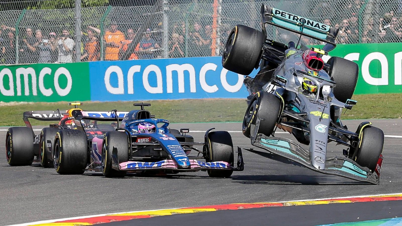 
                <strong>Verlierer: Lewis Hamilton</strong><br>
                Mit Startplatz vier hätte der siebenmalige Weltmeister eigentlich mal wieder eine gute Ausgangsposition gehabt - eigentlich. Gleich in der ersten Runde übersah Hamilton Alpine-Pilot Fernando Alonso im toten Winkel, kollidierte und stieg mit seinem Mercedes in die Luft. Der Unfall ging zwar glimpflich aus, eine Schimpftirade des Spaniers hatte der Brite aber dennoch gebucht. Hamilton musste sein Auto abstellen, das Rennen war früh vorbei. Weil Alonso Hamilton als "Idiot" beschimmpfte, gab es in der Folge auch keine Aussprache zwischen beiden. Bitter zudem: Mercedes war nach vielversprechenden Ergebnissen von den beiden Top-Teams so weit weg wie lange nicht. Bei den Silberpfeilen herrscht Kater, da hilft auch der vierte Platz von George Russell nichts.
              