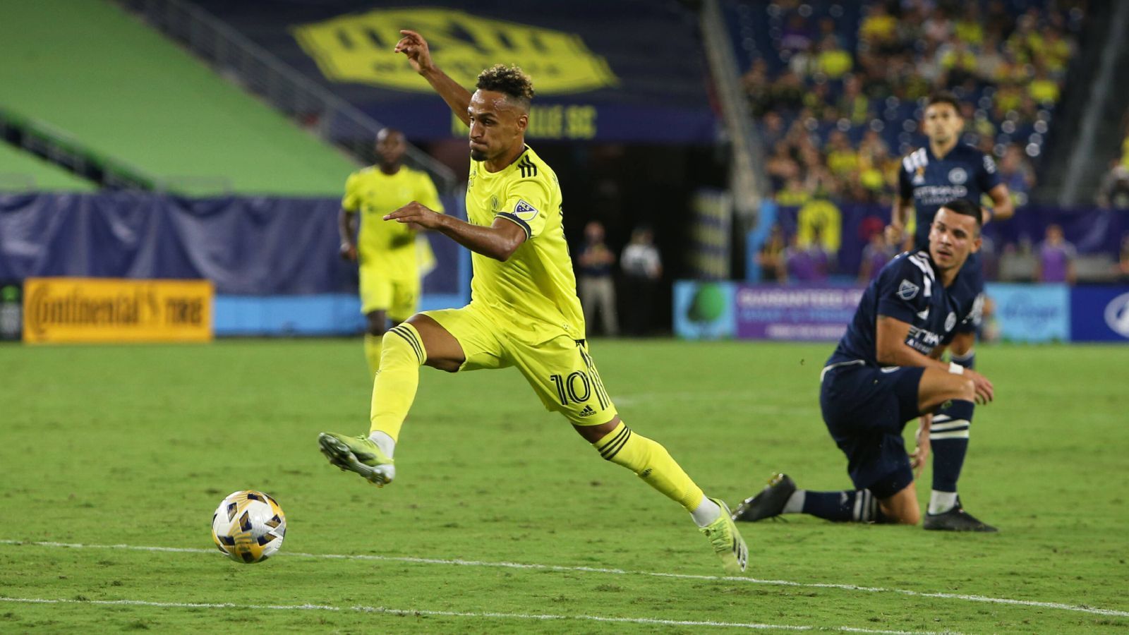 
                <strong>Hany Mukhtar (Nashville SC)</strong><br>
                Der beste deutsche Performer in der letzten Saison war mit Abstand Hany Mukhtar. Der gebürtige Berliner spielt beim Nashville Soccer Club und qualifizierte sich mit Platz drei in der Western Conference souverän für die Playoffs. Dabei war Mukhtar der Star beim Team aus dem Bundesstaat Tennessee. Zehn Treffer erzielte der 26-Jährige selbst, 16 weitere legte er auf, insgesamt war er an 47 Prozent der Nashville-Tore in der Regular Season beteiligt. Er wurde Zweiter bei der Wahl zum MVP der regulären Saison. In den Playoffs konnte er trotz drei Toren in zwei Spielen das Aus für Nashville im Viertelfinale gegen Philadephia Union nicht verhindern. 
              