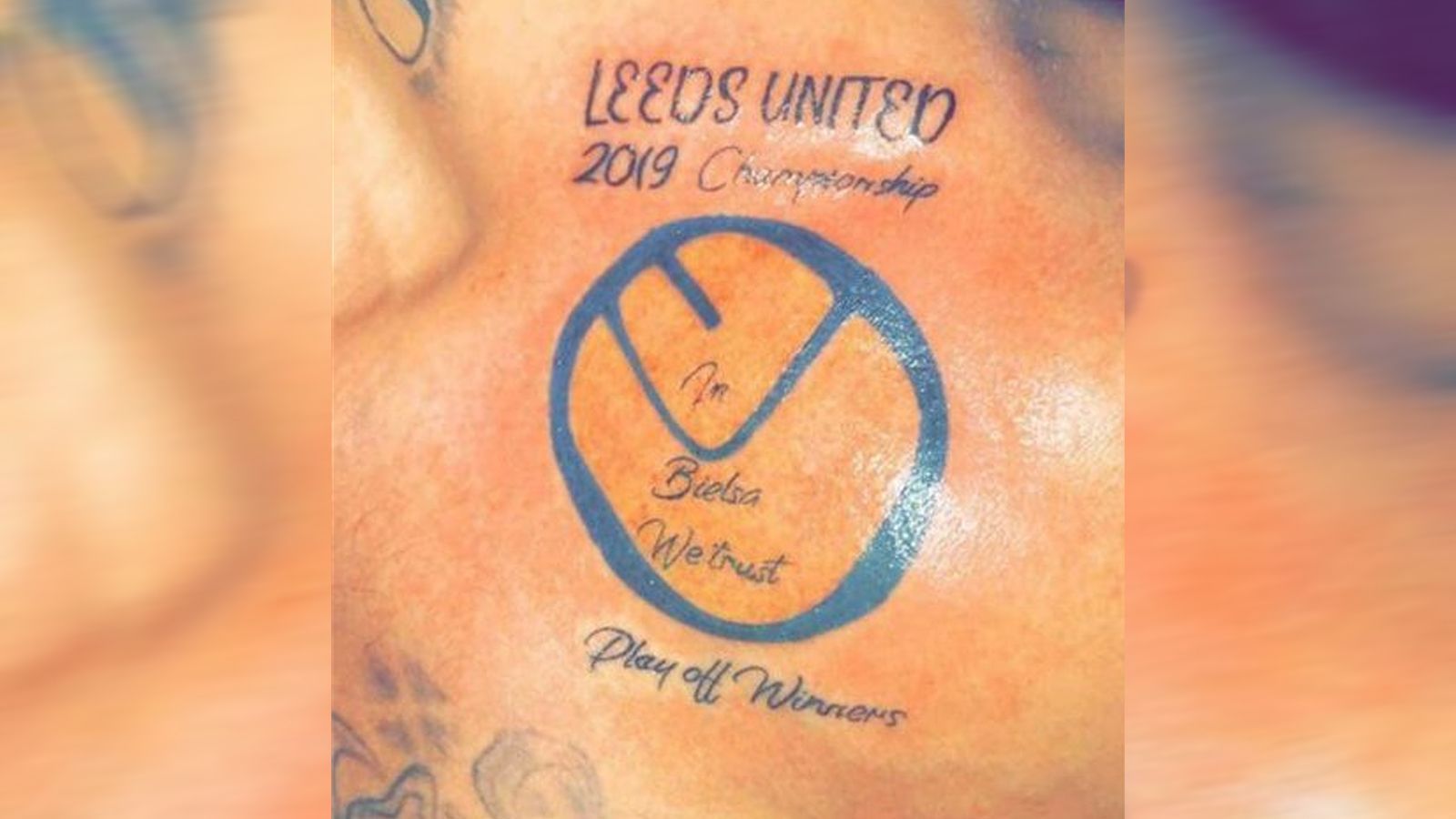 
                <strong>Leeds-Fan lässt sich Aufstiegs-Tattoo stechen - noch vor den Playoff-Spielen</strong><br>
                Ähnlich bitter lief es für einen Anhänger des englischen Zweitligisten Leeds United im Frühjahr 2019. Er ließ sich noch vor den Halbfinalspielen der Aufstiegs-Playoffs in die Premier League ein Tattoo stechen, das Leeds United als Gewinner jener Playoffs zeigt. "Playoff Winners" prangt links am Schlüsselbein des Engländers. Doch auch Leeds schaffte in dieser Saison den Aufstieg letztlich nicht, sondern erst ein Jahr später. Kurios: Richardson wurde damit quasi zum Tattoo-"Wiederholungstäter", denn schon einmal versuchte er anhand eines Tattoos einen sportlichen Erfolg quasi herbeizustechen. Vor der WM 2018 ...
              