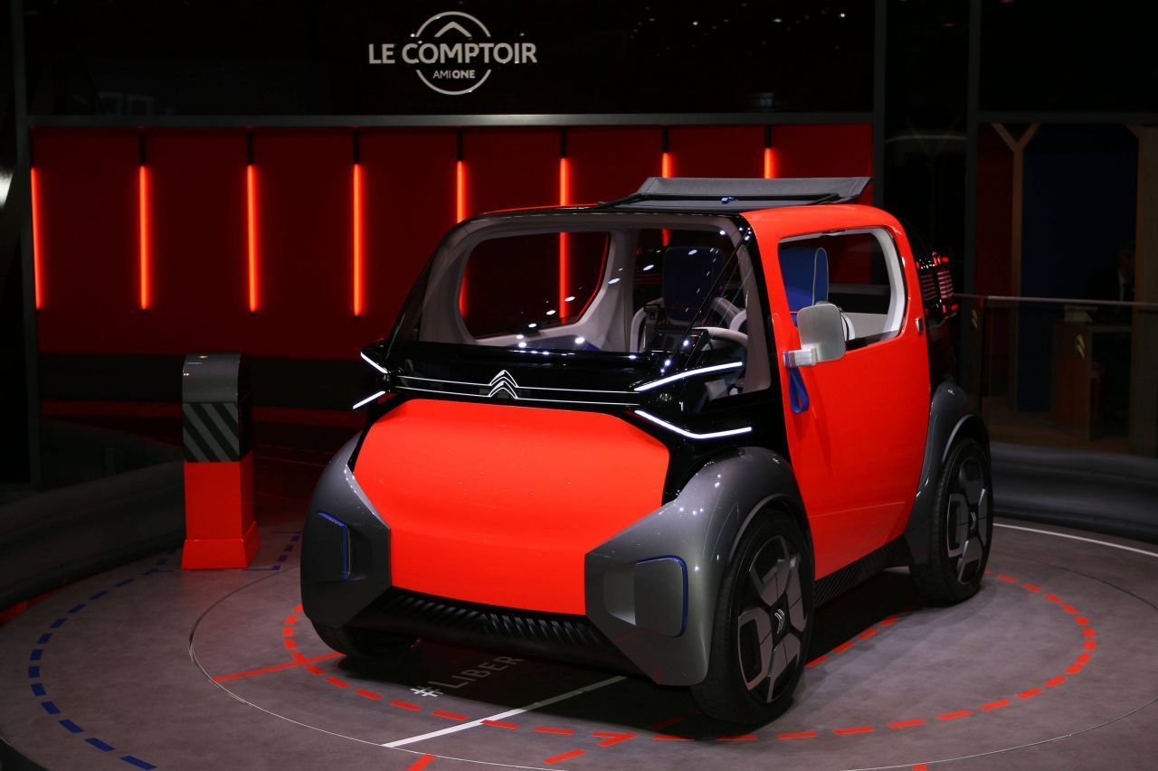 Ab Anfang 2021 soll der "Ami" von Citroën in Deutschland erhältlich sein. Der Würfel ist 45 km/h schnell und hat eine Reichweite von 70 Kilometern. Das Mini-Gefährt soll um die 6.000 Euro kosten, aber auch als Carsharing-Modell erhältlich sein - und das für 20 Euro pro Monat.