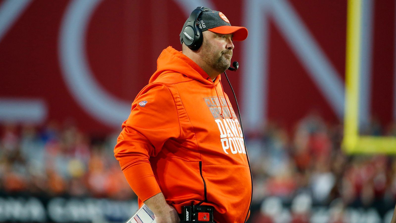 
                <strong>Verlierer: Freddie Kitchens</strong><br>
                Die Lobeshymnen für die Cleveland Browns gehören der Offseason an. Die harte Realität: Die Browns stehen mit einer Bilanz von 6-8 im Nirgendwo der Tabelle, eine Teilnahme an den Playoffs ist nur noch theoretisch möglich. Zu allem Überfluss kursieren seit Wochen Gerüchte, dass Spieler nach den Partien zu den Gegnern gehen und einen Wechselwunsch äußern.
              
