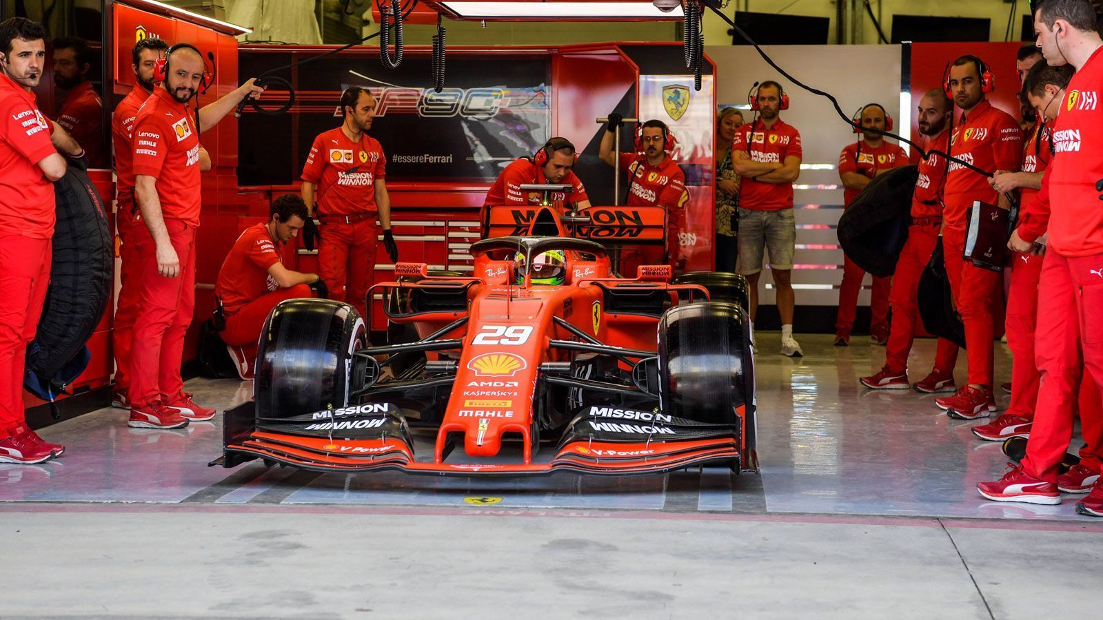 
                <strong>Mick Schumachers F1-Test im Ferrari</strong><br>
                Bevor der Testbetrieb auf der Rennstrecke in Bahrain startete, war die Ferrari-Box durch Sichtschutzwände vor den Blicken der zahlreichen Journalisten und Experten geschützt. Knapp zehn Minuten nachdem die Boxenampel auf grün umgesprungen war, durfte dann auch Mick Schumacher loslegen. Unter Blitzlichtgewitter fuhr er erstmals mit einem Ferrari raus auf die Strecke.
              