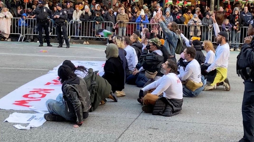Demonstrant:innen in New York blockierten die Thanksgiving Day Parade - sie forderten die "Befreiung für Palästina und den Planeten“.
