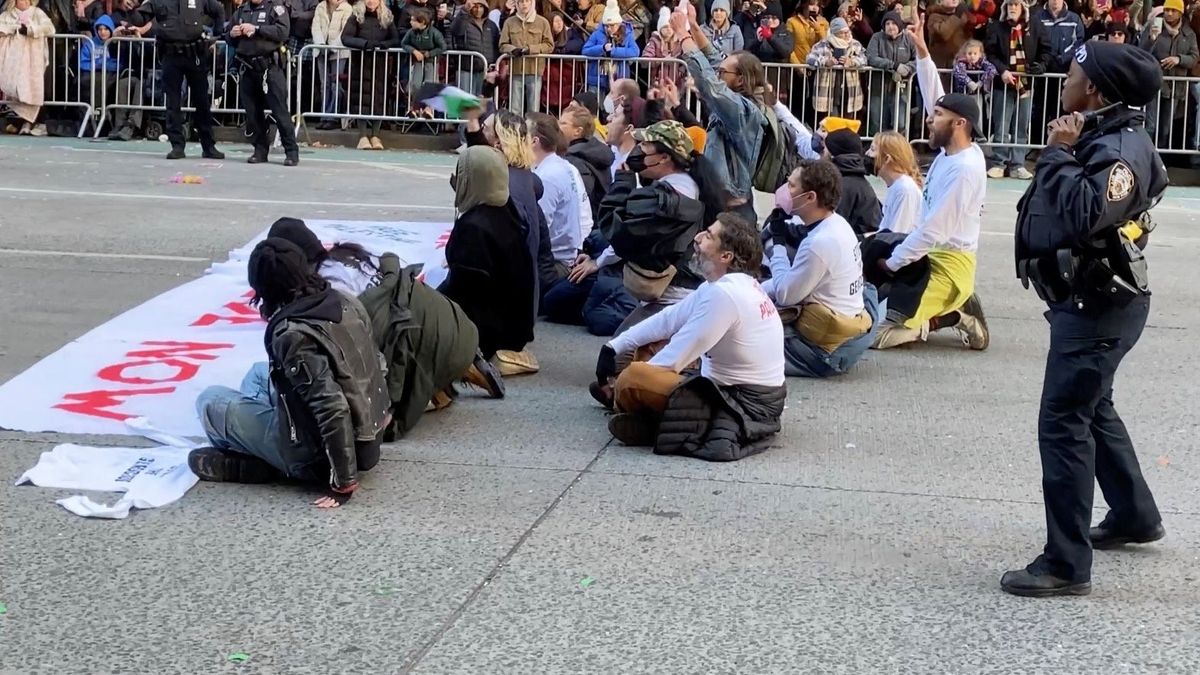 Demonstranten in New York versuchten, die berühmte Macy's Thanksgiving Day Parade zu blockieren.