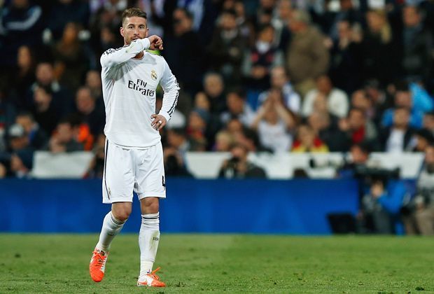 
                <strong>Real Madrid: Sergio Ramos</strong><br>
                Sergio Ramos ist der Abwehrchef bei Real Madrid und sorgt mit Partner Pepe für ein stabiles Aufbauspiel. Er ist kopfball- und zweikampfstark und verfügt über eine gute Spieleröffnung. Boateng und Ramos sind derzeit gleich auf. Punkt für beide Teams: 3:1 für Bayern. 
              