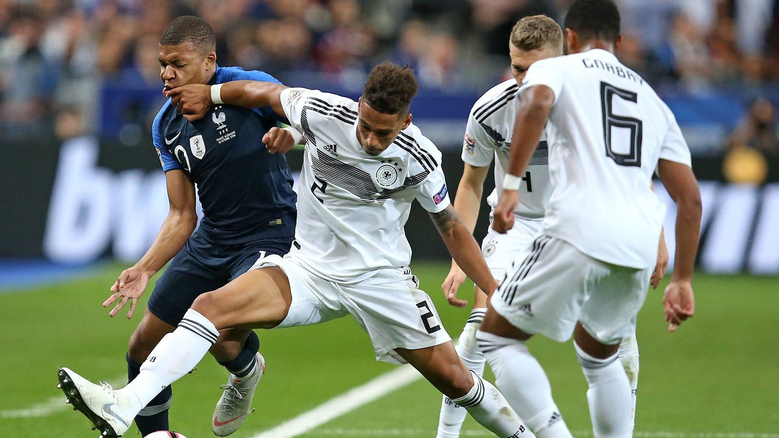 
                <strong>16.10.2018 - Nations League: Frankreich - Deutschland 2:1</strong><br>
                Endlich baut Löw sein Team in großem Stil um. Der Bundestrainer setzt auf die Jugend und bringt mit Kehrer (Bild mi.), Schulz, Sane und Serge Gnabry gleich vier Toptalente, dazu Niklas Süle für Boateng. Eine Halbzeit ist Deutschland die klar bessere Mannschaft und führt durch einen Kroos-Elfmeter verdient. Nach dem Seitenwechsel schlägt der Weltmeister zurück und gewinnt etwas schmeichelhaft dank eines Doppelpacks von Antoine Griezmann. Deutschland steht in der Weltrangliste nur noch auf Platz 14.
              