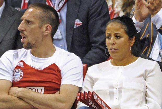 
                <strong>Wahiba Ribery (Franck Ribery)</strong><br>
                Wahiba ist die Frau von Superstar Franck Ribery. Die aus Algerien stammende Dame hielt auch nach der Sex-Affäre um eine minderjährige Prostituierte zu ihrem Mann.
              