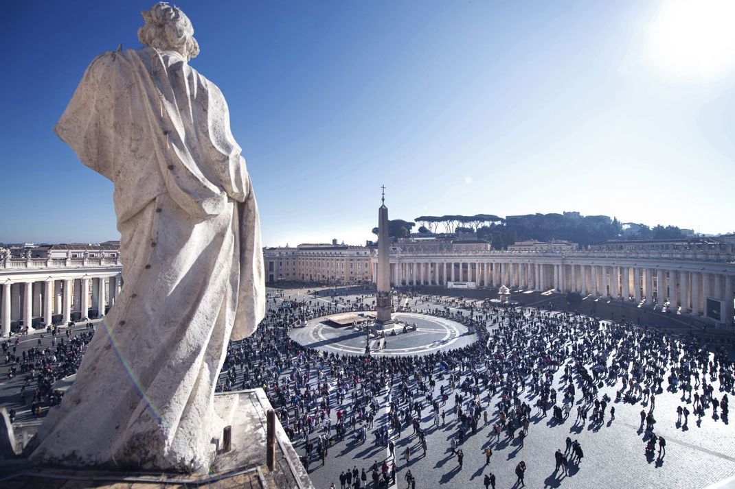 Zum Petersplatz samt Petersdom strömen täglich viele Gläubige und Touristen.