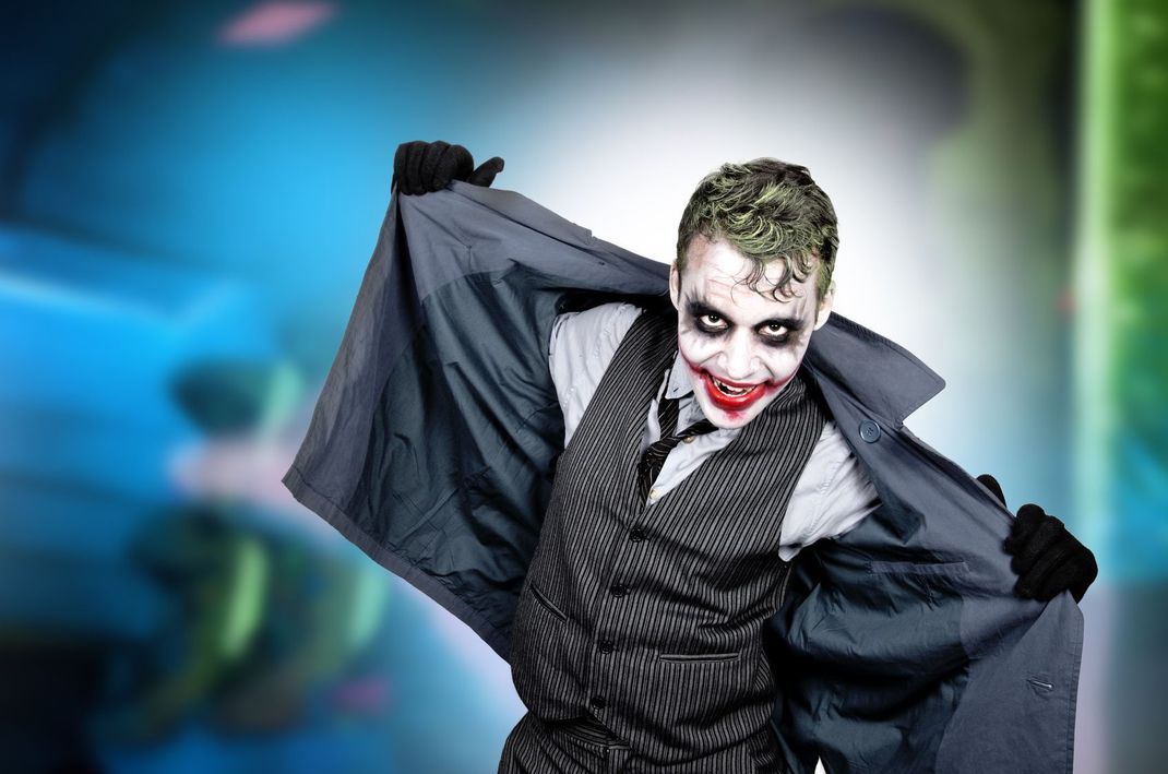Als echter Joker schminken Sie sich nicht nur – Sie hüpfen in den passenden Dress und legen auf der Party eine ordentliche Show hin.