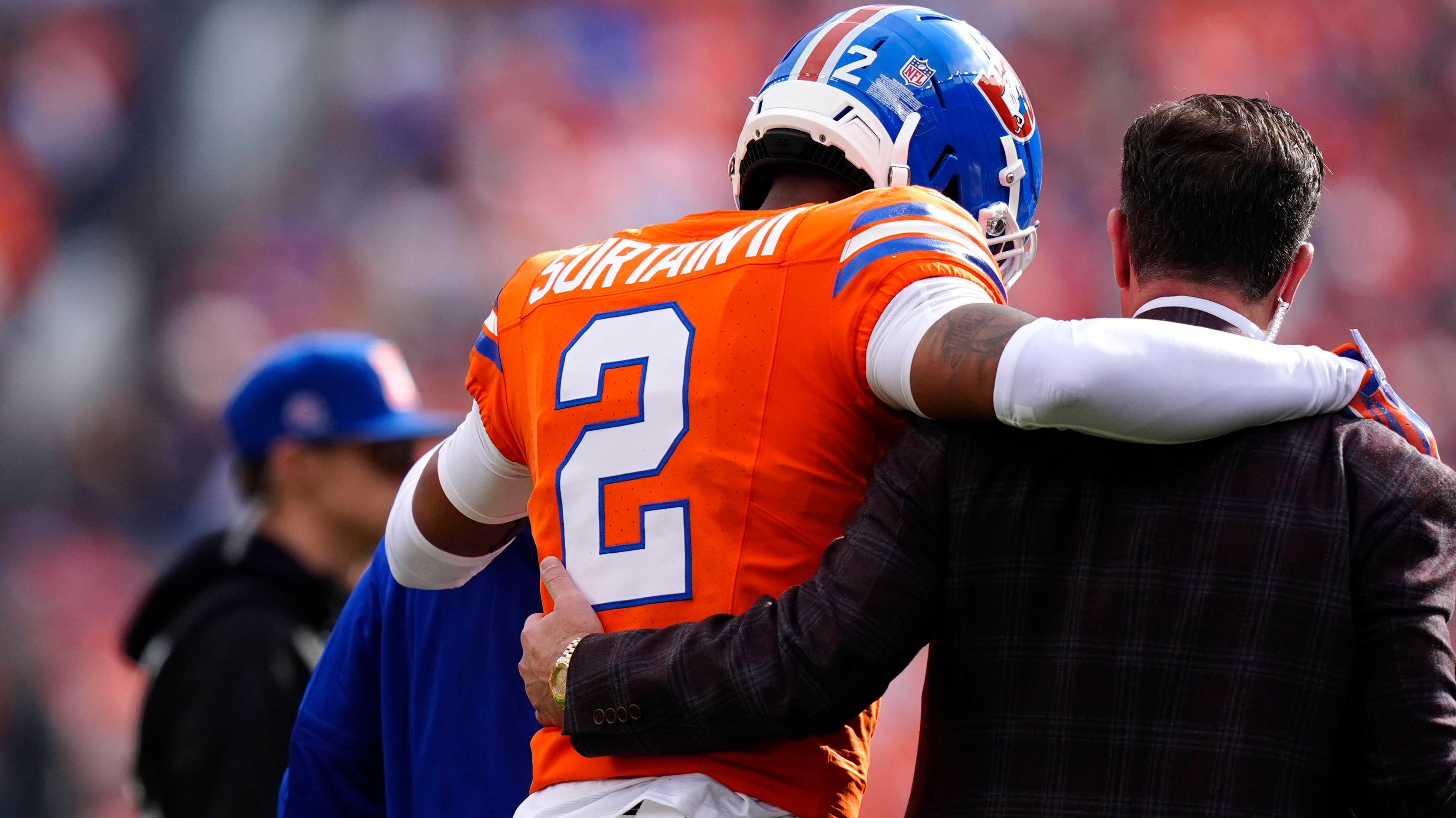 <em><strong>Pat Surtain II (Denver Broncos)</strong><br>Cornerback Pat Surtain II von den Denver Broncos wird voraussichtlich mehrere Spiele wegen einer Zerrung des linken Brustmuskels verpassen und könnte laut Informationen von "ESPN" ein Kandidat für die Injured-Reserve-Liste sein. Surtain verletzte sich beim 44:24-Heimsieg am Sonntag gegen die Dallas Cowboys, als er sich 22 Sekunden vor Ende der ersten Halbzeit beim Tackling gegen Wide Receiver George Pickens unglücklich den linken Arm und die Schulter verdrehte.</em>