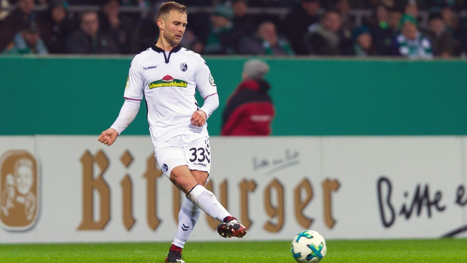 
                <strong>Caleb Stanko (SC Freiburg)</strong><br>
                Seit siebeneinhalb Jahren kickt Caleb Stanko aus Holly im Bundesstaat Michigan beim SC Freiburg. Ein vollwertiger Bundesliga-Spieler wurde aber aus dem mittlerweile 25-Jährigen bislang eher nicht. Ganze sechs Bundesliga-Einsätze stehen in der Vita des US-Amerikaners mit polnischen Wurzeln. In den letzten Jahren war er vor allem in der Freiburger Regionalliga-Mannschaft aktiv sowie als Leihspieler beim Schweizer Klub FC Vaduz. Im Sommer 2019 läuft der Vertrag des einmalige Nationalspielers bei den Breisgauern aus.
              