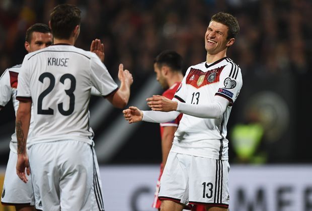 
                <strong>Thomas Müller</strong><br>
                Verstolpert noch in den Anfangsminuten eine gute Chance, ist dann aber nach Mustafis Hereingabe da und bricht den Bann. Nachdem er mit dem Tor zum 2:0 nachlegt, hat er wohl das Gefühl, seine Schuldigkeit getan zu haben. Erst am Ende wieder aktiver. Note: 2
              