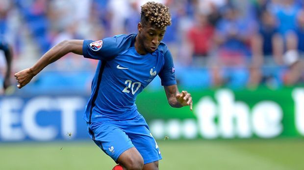 
                <strong>Kingsley Coman (Frankreich)</strong><br>
                Kingsley Coman (Frankreich): Coman absolvierte bei der EM zwar kein Spiel über 90 Minuten, ist in dieser Aufzählung trotzdem zu erwähnen. Der Flügel-Flitzer war mit seiner Schnelligkeit und jugendlichen Unbekümmertheit der stärkste Joker der Franzosen. Des Weiteren zeigte sich der 20-Jährige sehr passsicher mit einer angekommenen Quote von 88 Prozent.
              