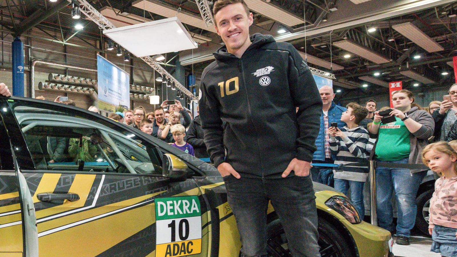 
                <strong>Am Krusen</strong><br>
                Max Kruse hält sein Versprechen und macht einen Bogen um das Berliner Nachtleben. Als im Winter aber die Weichen für die neue DTM gestellt werden, widmet sich der Ex-Nationalspieler seinen Motorsport-Ambitionen und steigt mit seinem Team Max Kruse Racing offiziell ein. Lange versucht er den Spagat, doch in der Rückrunde kommt er bei Union Berlin nur noch sporadisch zum Einsatz.
              