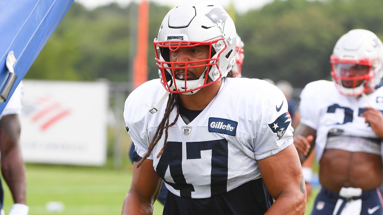 
                <strong>Jakob Johnson (New England Patriots)</strong><br>
                Als erster deutscher Profi schaffte Jakob Johnson über das International Pathway Program den Sprung in ein Regular-Season-Roster. In der vergangenen Saison erzielte er seinen ersten Touchdown. Dass er den Cut schafft, war zu erwarten, denn er wird mit seiner Vielseitigkeit für die Patriots immer wichtiger: Johnson trainierte bereits auf der Tight-End-Position.
              