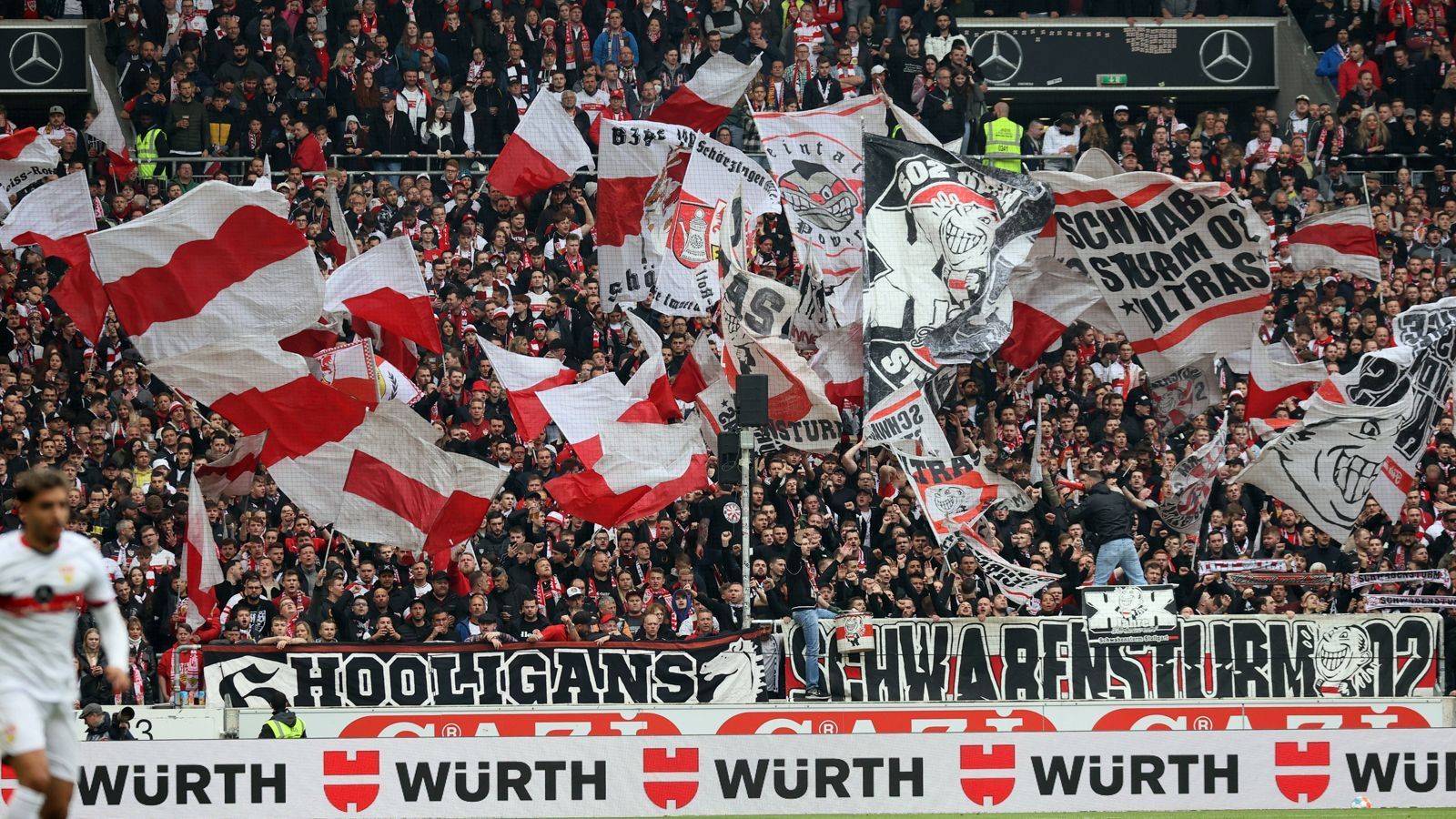 
                <strong>Platz 2 (geteilt): VfB Stuttgart</strong><br>
                Stehplatz: 225 Euro (Mitglieder 208 Euro) - vergangene Saison: 178,50 EuroTeuerste Sitzplatzkategorie: 799 Euro ((ligaweit Platz 7) Mitglieder: 782 Euro) - vergangene Saison: 618,50 Euro
              