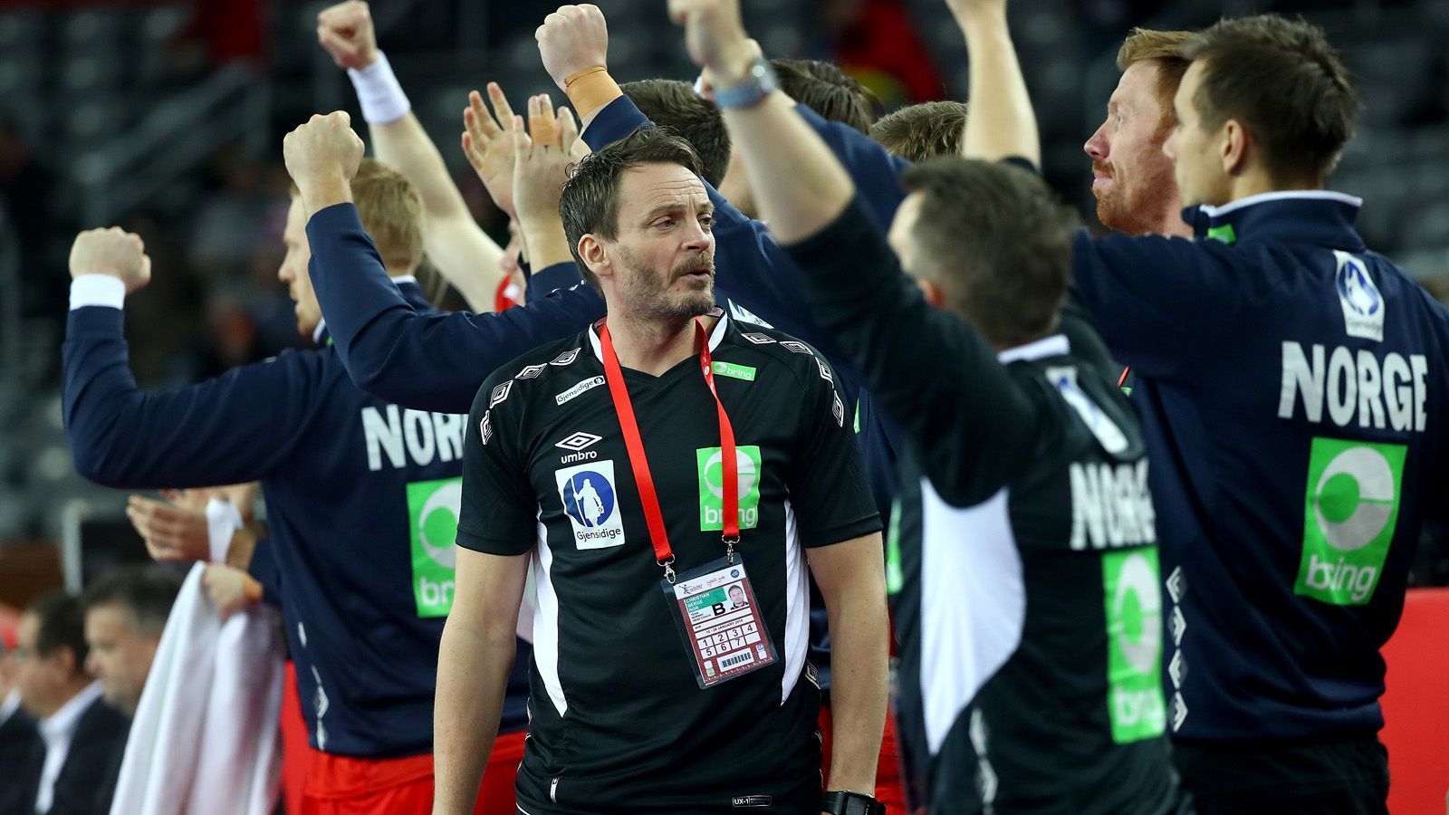 
                <strong>Erfolgstrainer Christian Berge</strong><br>
                Unter Trainer Christian Berge erlebt der norwegische Herren-Handball in jüngster Zeit wieder einen Aufschwung. Nachdem man sich für die Weltmeisterschaftsendrunden 2013 und 2015 nicht qualifizieren konnte, erreichten die Skandinavier 2017 das Finale. Dort unterlag das Team allerdings dem favorisierten Gastgeber Frankreich und wurde Vize-Weltmeister. Auch jetzt steht Berge mit seiner Mannschaft wieder unter den besten vier Teams. Dem Ex-Bundesligaspieler ist es gelungen, aus einer grauen Maus ein Top-Team zu formen. Zuvor standen die Herren jahrelang im Schatten der Damen-Nationalmannschaft, die im Welthandball schon alle großen Titel von WM, EM bis zur olympischen Goldmedaille mehrfach abgeräumt haben. 
              