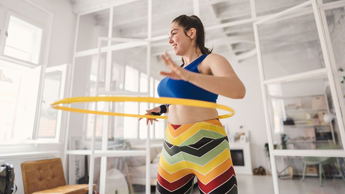 Gibt es simple sportliche Übungen, die du einfach in deinem Zuhause machen kannst? Wir haben die Tipps und Tricks bei Hip Dips und verraten dir, woher diese eigentlich kommen und warum sie nicht geschlechtsabhängig sind. 
