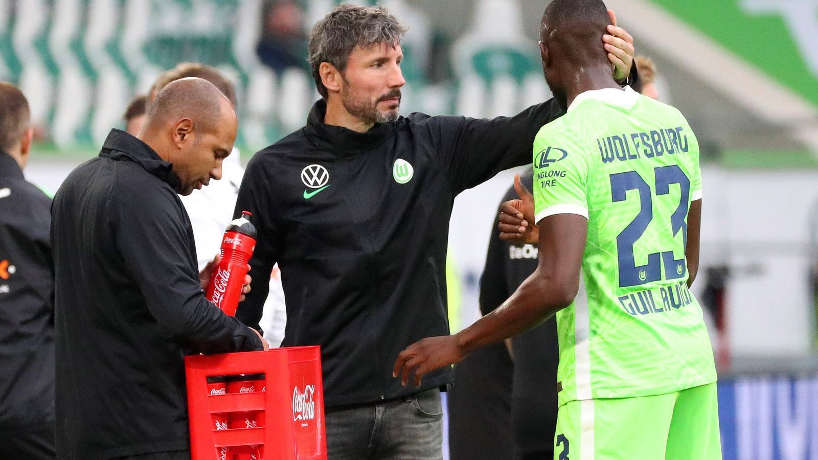 
                <strong>VfL Wolfsburg</strong><br>
                Die Vorbereitung war schlecht, im DFB-Pokal kostete ein Wechselfehler das Weiterkommen. Doch seit dem Ligastart läuft es bei den Wölfen und Trainer Mark van Bommel rund. In der Champions League ist nach zwei Unentschieden noch alles drin, in der Bundesliga steht der VfL mit nur drei Punkten Rückstand auf die Spitze auf Platz fünf. Allerdings zeigte die Tendenz mit zwei Niederlagen gegen Hoffenheim und Gladbach zuletzt nach unten, dafür gibt es Abzüge. ran-Note: 2
              