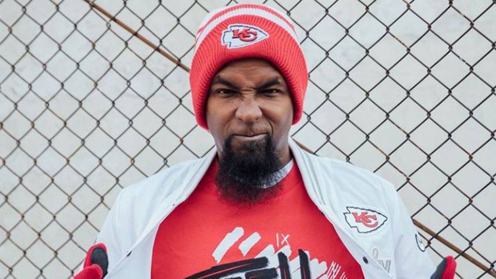 <strong>Tech N9ne (Kansas City Chiefs)</strong><br>
                Der US-amerikanische Rapper Tech N9ne stammt gebürtig aus Kansas City und ist glühender Anhänger der Chiefs. Regelmäßig posiert er in KC-Kleidung auf seinem Instagram-Kanal, im Januar 2019 veröffentlichte er sogar einen Track für sein Lieblingsteam: "Red Kingdom".
