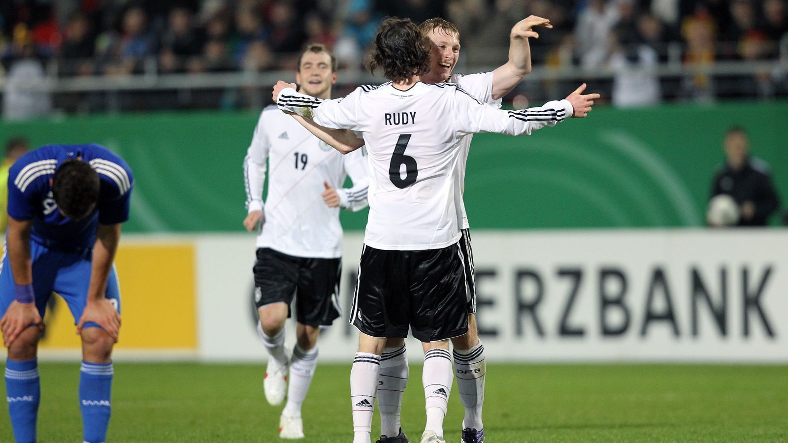 
                <strong>DFB gewann letzte beiden Aufeinandertreffen</strong><br>
                Die letzten Aufeinandertreffen beider Teams gab es in der Qualifikation zur EM 2013, wobei das DFB-Team jeweils als Sieger vom Platz ging (5-4 A, 1-0 H). Deutschland qualifizierte sich mit neun Siegen und einem Remis souverän für die Europameisterschaft, Griechenland verpasste die Qualifikation als Dritter der Gruppe eins. Das DFB-Team scheiterte bei der EM in Israel dann allerdings in der Gruppenphase.
              