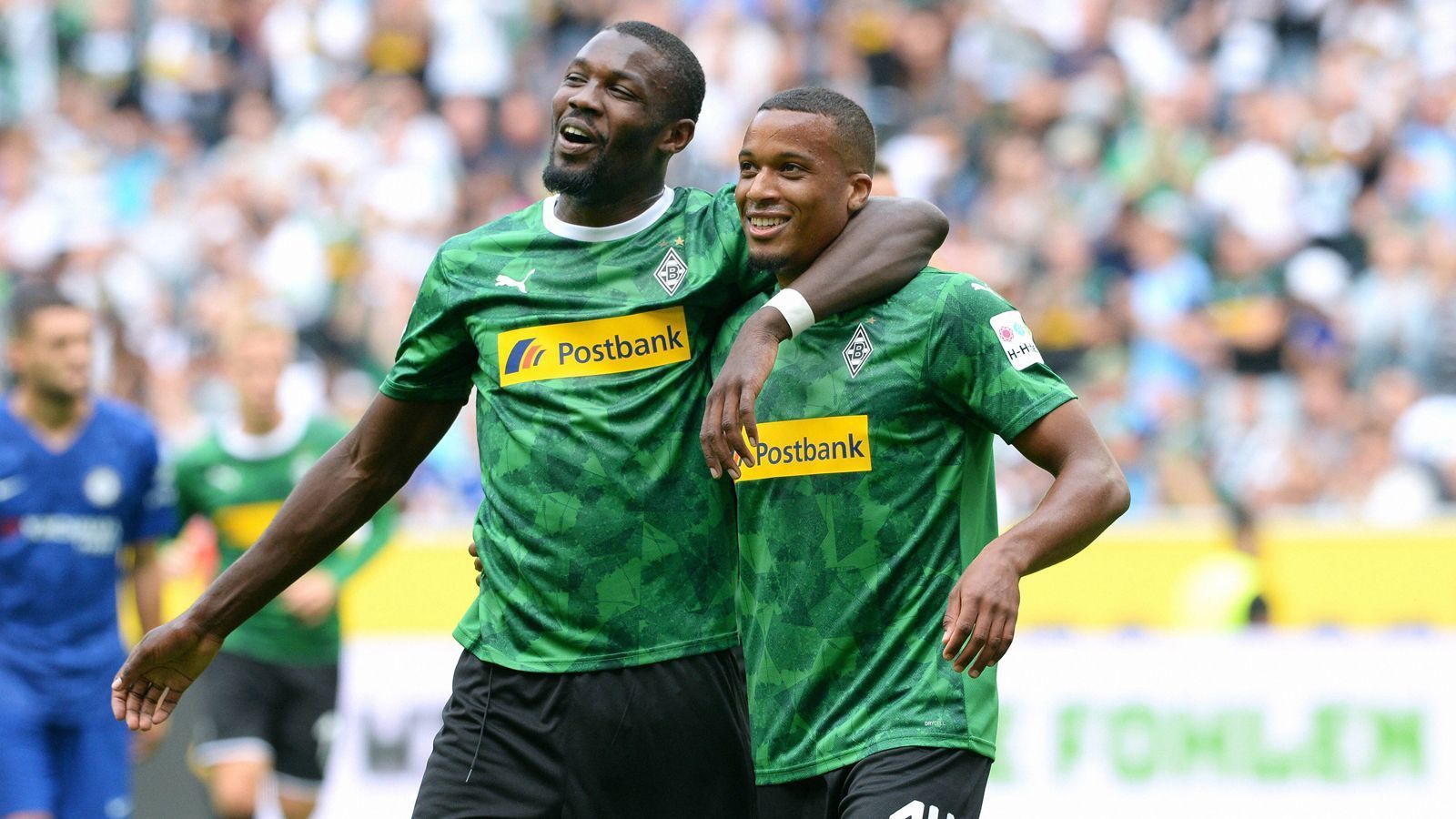 
                <strong>Platz 4: Borussia Mönchengladbach (Alassane Plea und Marcus Thuram): 38 Scorerpunkte</strong><br>
                Die Gladbacher können sich in dieser Saison auf ihr Duo Alassane Plea/Marcus Thuram verlassen. Beide Stürmer erzielten zehn Tore, wobei Plea der gefährlichere Vorbereiter ist. Er legte zehn Tore auf, während Thuram dies nur achtmal gelang. Die 38 Scorerpunkte der beiden Franzosen haben einen großen Anteil an der erfolgreichen Spielzeit der Fohlen und lassen die Fans von der Champions League träumen.
              