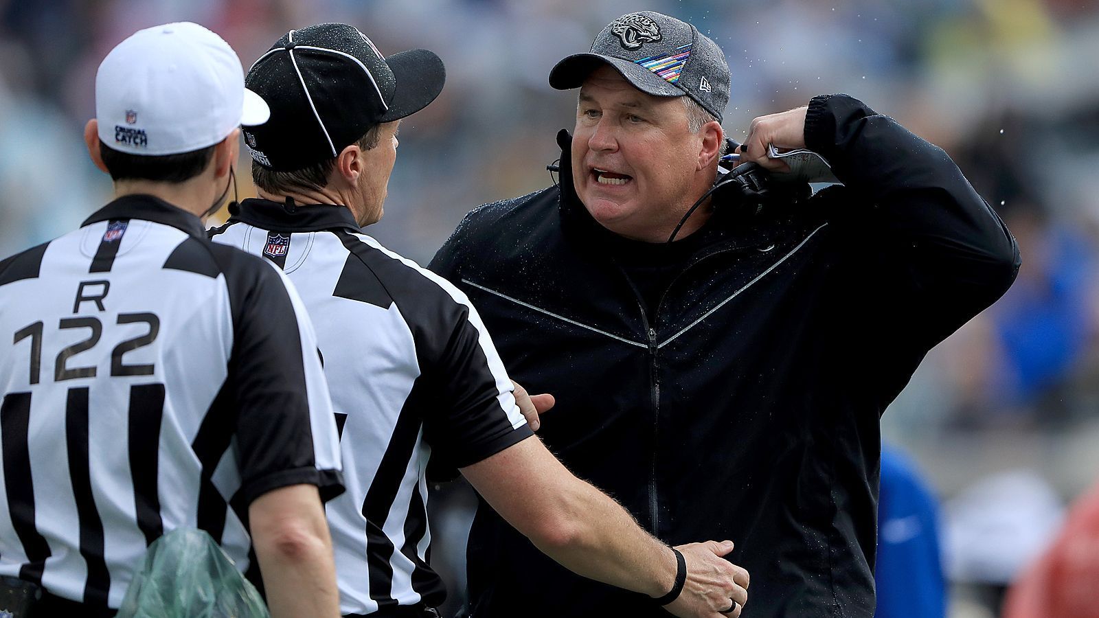 
                <strong>Doug Marrone (Jacksonville Jaguars)</strong><br>
                Der Umbruch nach der Blake-Bortles-Ära verläuft trotz eines erheblichen finanziellen Einsatzes und viel Qualität sehr schleppend, eine spielerische Entwicklung ist nicht zu sehen. Die Jaguars, die 2017 fast den Super Bowl erreicht hätten, verpassten zum zweiten Mal in Folge die Playoffs. Vizepräsident Tom Coughlin wurde entlassen, Head Coach Doug Marrone darf weitermachen. Es dürfte seine letzte Chance sein. Egal wie das Team im Herbst aussehen wird: Besitzer Shad Khan wird keine Ausreden mehr gelten lassen.
              