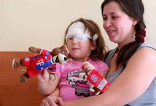 
                <strong>FC Bayern in der Ukraine: Hilfe für Krankenhaus</strong><br>
                ... denn der Klub übernimmt die Kosten für 60 Operationen. Eine große Hilfe für die Familien, denen oft das Geld für eine adäquate medizinische Betreuung fehlt.
              