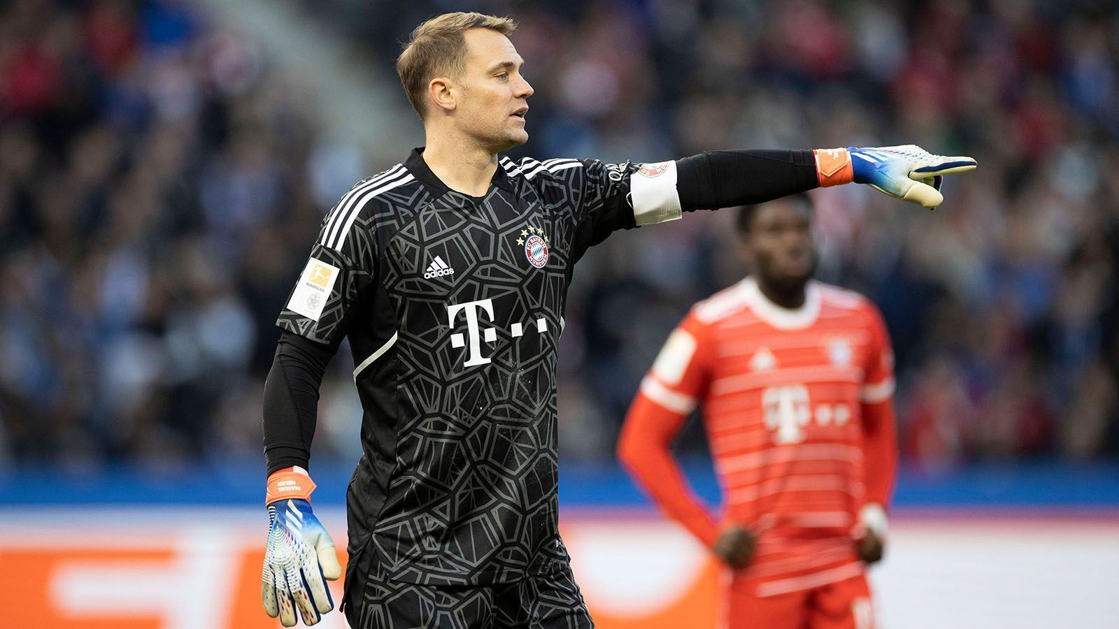 
                <strong>Manuel Neuer</strong><br>
                Der Nationaltorwart kehrt nach überstandener Verletzung zurück. In der der 4. Minute ist er erstmals bei einem Anschluss von Lukebakio gefordert und klärt zur Ecke, kann sich auch im weiteren Spielverlauf nicht über mangelnde Beschäftigung beklagen. Beim Gegentor zum 1:3 ist er chancenlos, beim Elfmeter zum 2:3 ebenso. In der Schlussphase beweist er auch wie gewohnt fußballerische Qualitäten. ran-Note: 2
              