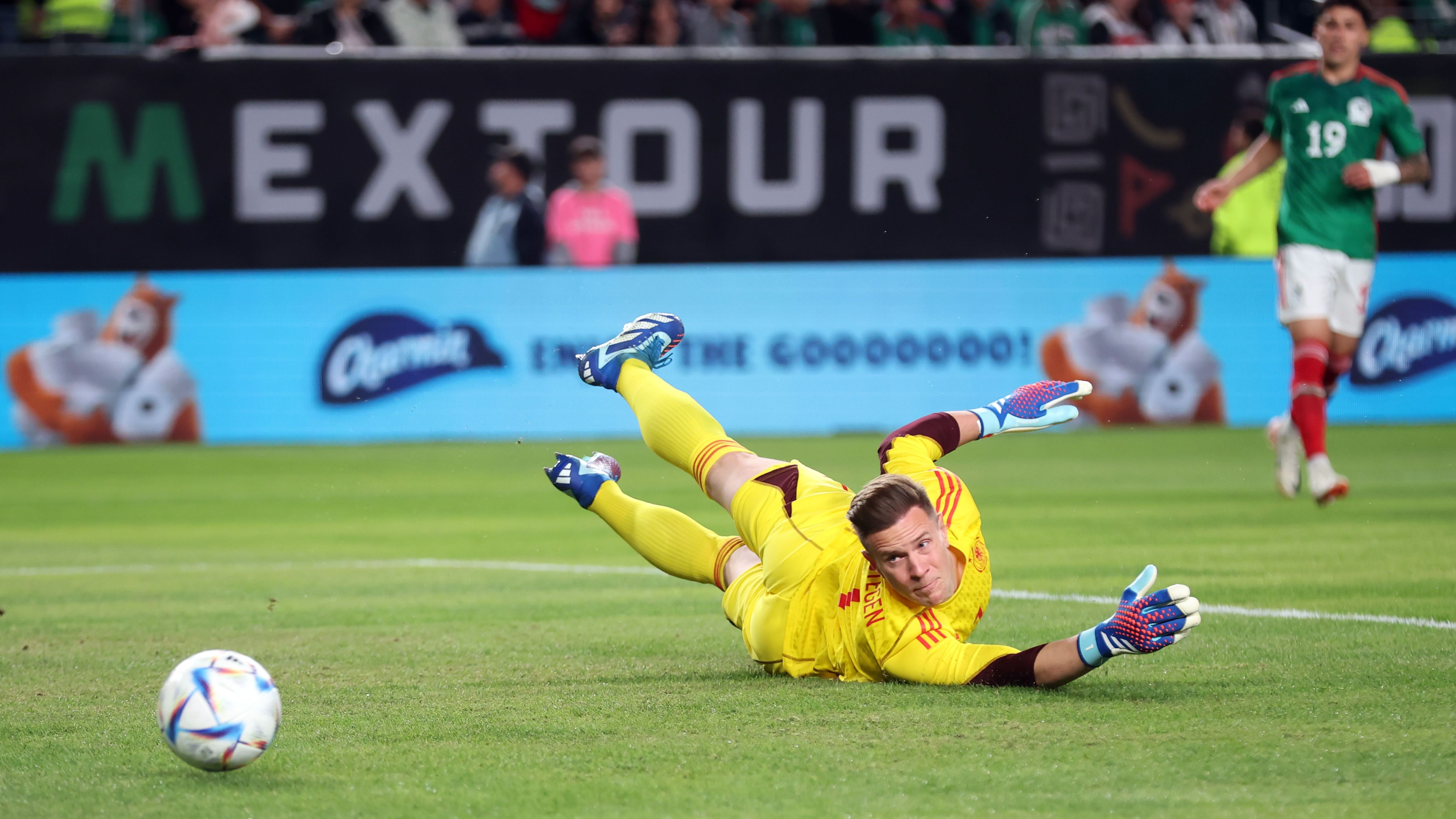 <strong>Marc-Andre ter Stegen</strong><br> Wird oft ins Aufbauspiel eingebunden. Gleich zu Beginn mit einem Fehler, der zum ersten mexikanischen Abschluss führt (3.). Bei beiden Gegentoren ohne Chance. Strahlt nicht immer die – besonders aus dem Verein gewohnte – Sicherheit aus. <strong>ran-Note: 4</strong>