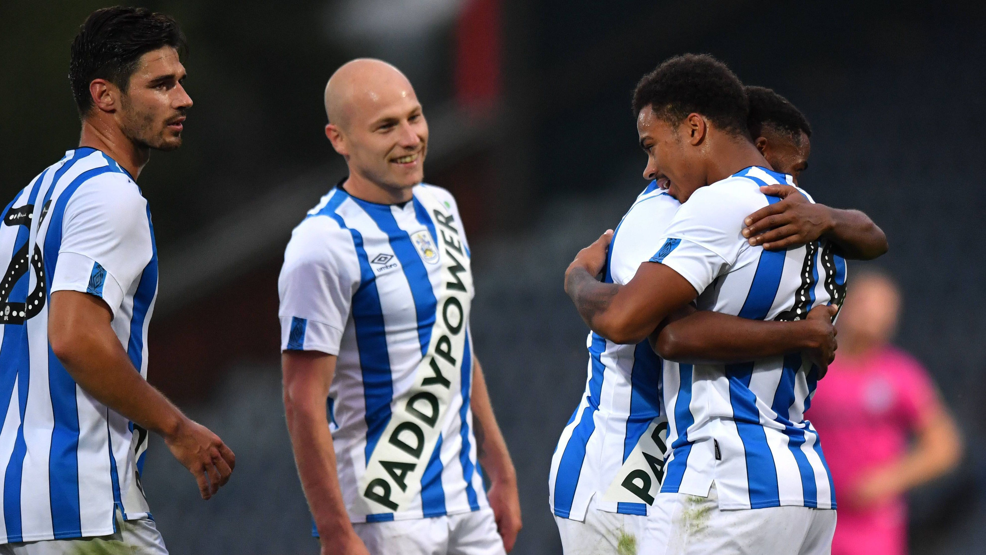 <strong>Huddersfield Town</strong><br>
Mit einem großen Schriftzug diagonal über das Trikot des Glücksspielunternehmens Paddy Power sorgte Huddersfield Town einst für Aufsehen. Der englische Fußballverband kündigte sogar Ermittlungen wegen eines möglichen Regelverstoßes gegen Trikotwerbung an. Später gab der Verein bekannt: Alles nur inszeniert, im Rahmen einer Kampagne.
