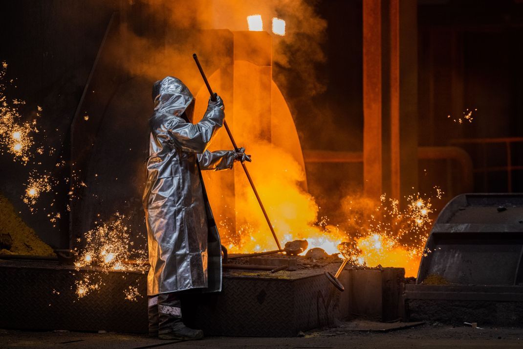 Ein Stahlarbeiter von Thyssenkrupp arbeitet am Hochofen 8 auf dem Werksgelände.