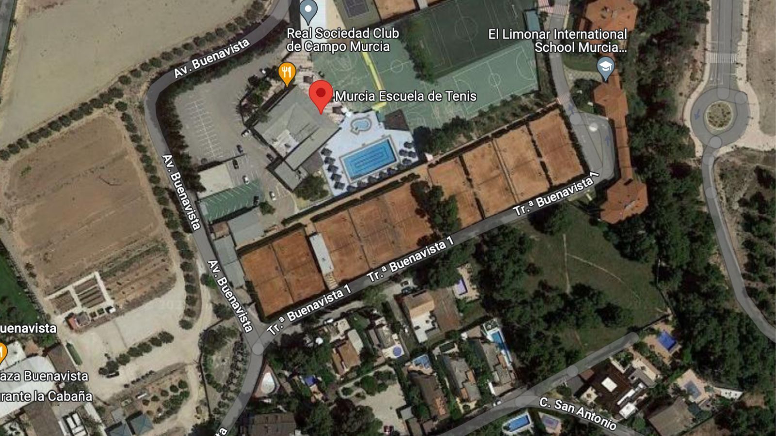 
                <strong>Alcaraz’ Opa baute einen Jagdklub zum Tennisklub um</strong><br>
                Alcaraz wuchs in einem kleinen andalusischen Dorf in der Nähe von Murcia auf. Jahrzehnte vor seiner Geburt eröffnete Großvater Carlos den ersten Tennisverein von El Palmar. Dafür baute er einen alten Jagdverein zu einem kleinen Gelände mit Sandplätzen und Schwimmbad um.
              