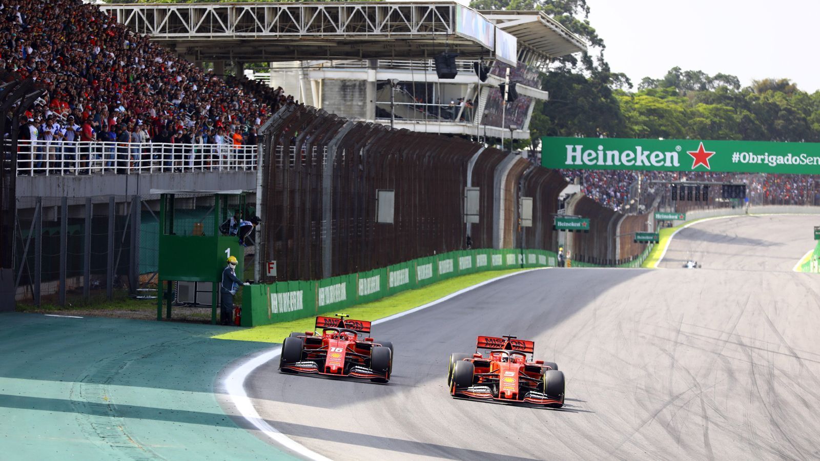 
                <strong>Fahrersituation: Kein Ende des Zoffs in Sicht</strong><br>
                Auch 2020 ist kein Ende der teaminternen Rivalität in Sicht. "Charles hat ein Jahr Erfahrung mit uns hinter sich. Sie werden auf demselben Level sein, sie können beide darum kämpfen, vorne zu sein", sagte Teamchef Mattia Binotto. Klar ist also nur, dass nichts klar ist. Wie im vergangenen Jahr tragen Vettel und Leclerc ihren Zweikampf mit offenem Visier auf der Strecke aus, während Mercedes und Red Bull mit klaren Nummer-1-Fahrern in die Saison gehen.
              