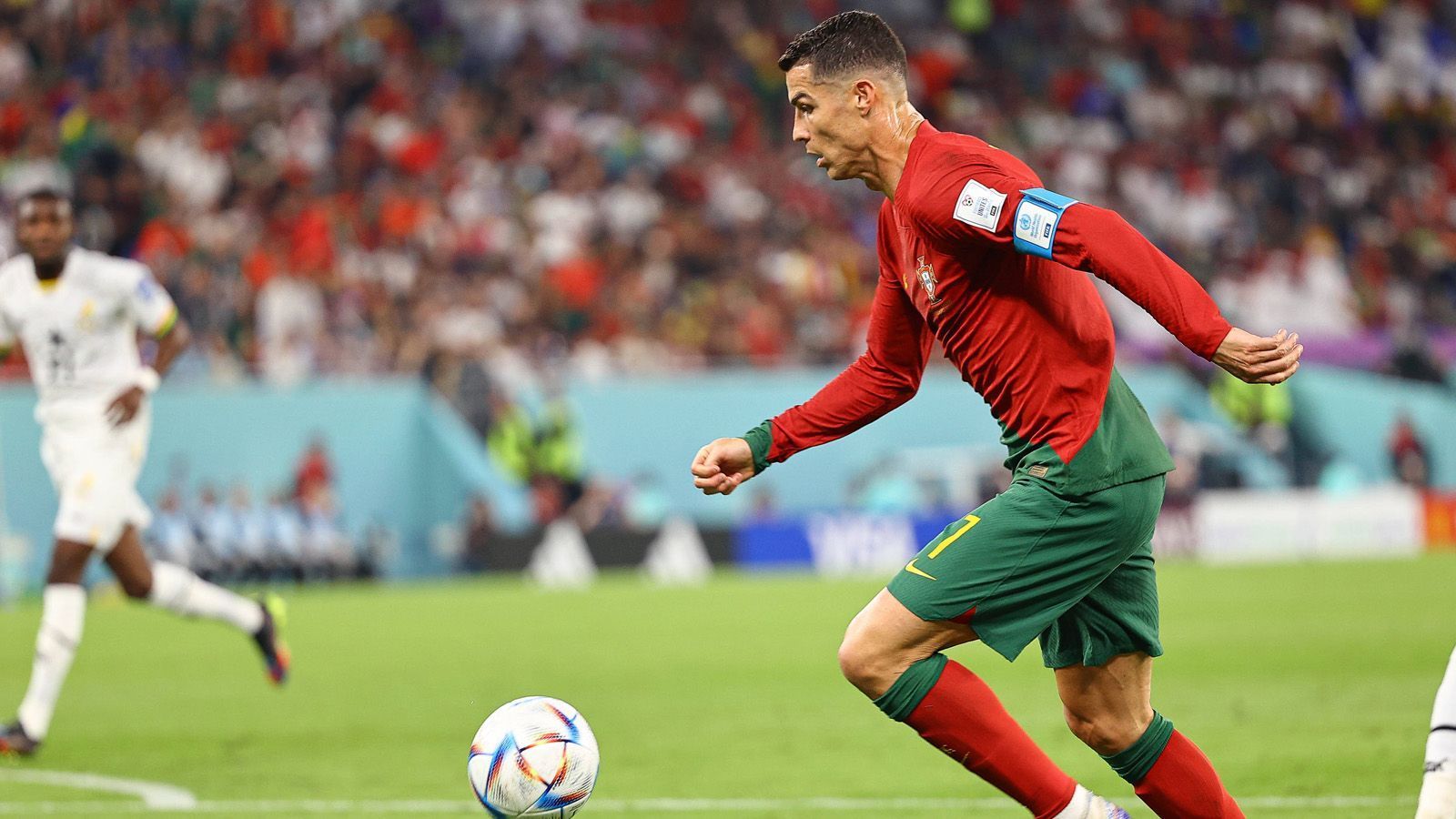 
                <strong>Treffsichere Konter</strong><br>
                Den Rückschlag durch das zwischenzeitliche 1:1 verdauten die Portugiesen schnell. Mit einem Doppelschlag brachten Ronaldo und Co. Portugal wieder auf die Siegerstraße. Beim 3:1 war Ronaldo an der Entstehung beteiligt.
              