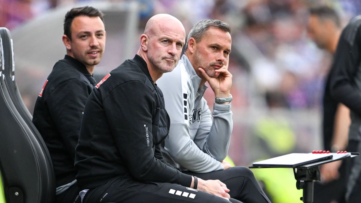 3. Liga - VfL Osnabrück - SC Verl am 17.05.2025 an der Bremer Brücke in Osnabrück Co-Trainer Frank Döpper Doepper (Osnabrueck), Co-Trainer Frithjof Hansen (Osnabrueck) und Trainer Marco Antwerpen (...