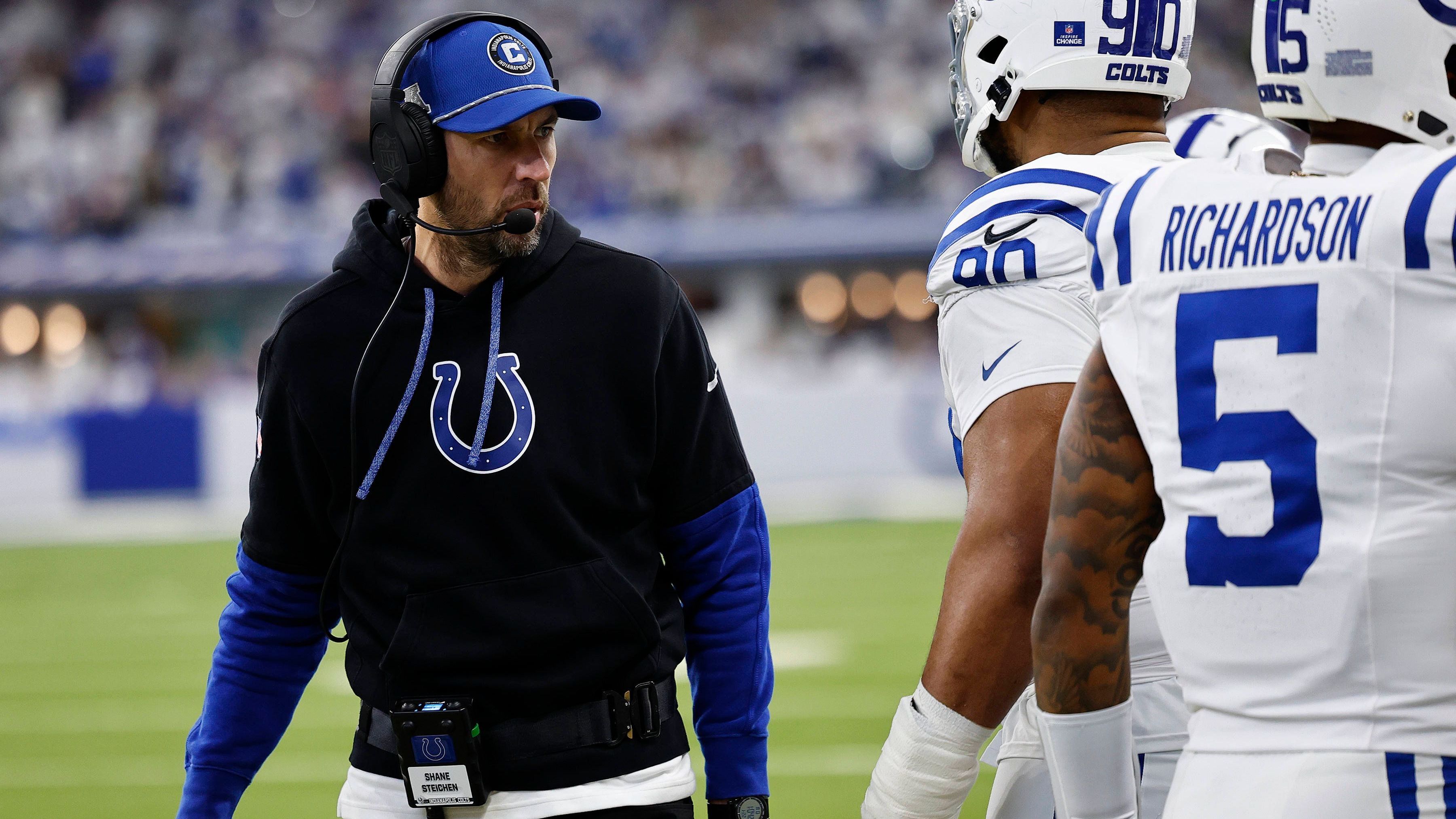 <strong>Indianapolis Colts</strong><br>• Head Coach: Shane Steichen (im Bild) &nbsp;<br>• Offensive Coordinator: Jim Bob Cooter<br>• Defensive Coordinator: Lou Anarumo<br>• Special Teams Coordinator: Brian Mason<br>• General Manager: Chris Ballard