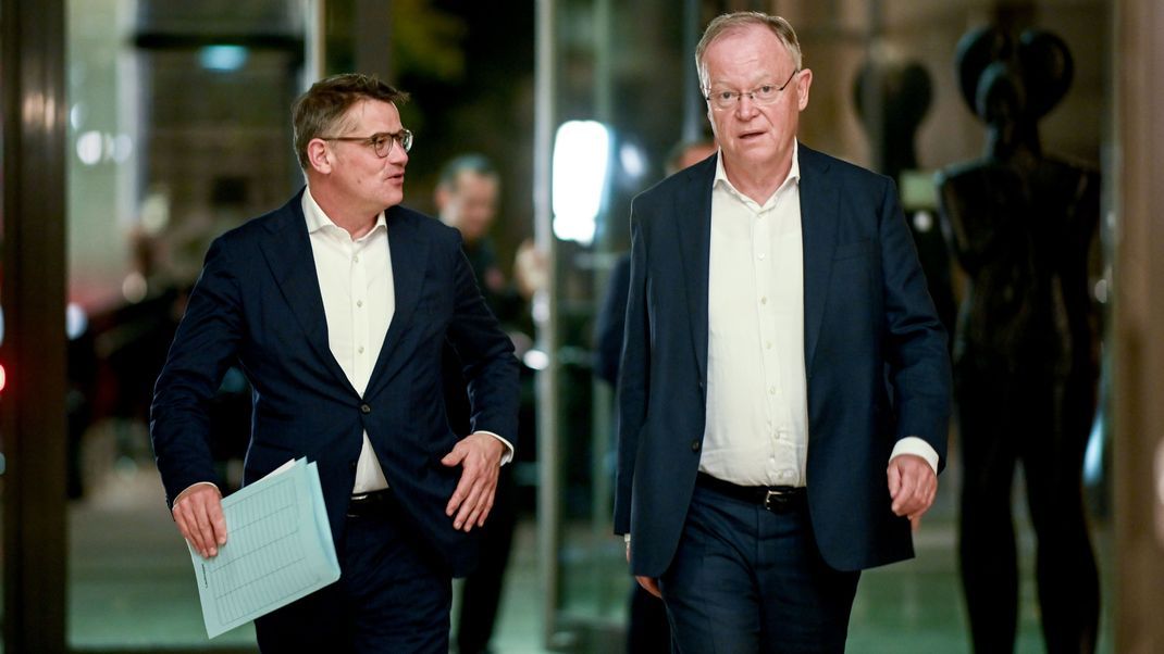 13. Oktober 2023, Berlin: Die Sprecher der Ministerpräsidentenkonferenz, Hessens Regierungschef Boris Rhein (CDU, rechts) und Stephan Weil (SPD), Ministerpräsident von Niedersachsen, nach dem Spitzengespräch im Kanzleramt zum "Deutschlandpakt".