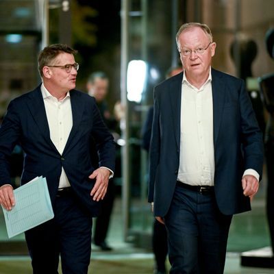 13. Oktober 2023: Hessens Regierungschef Boris Rhein (CDU, rechts) und Stephan Weil (SPD), Ministerpräsident von Niedersachsen, nach dem Spitzengespräch im Kanzleramt zum "Deutschlandpakt".