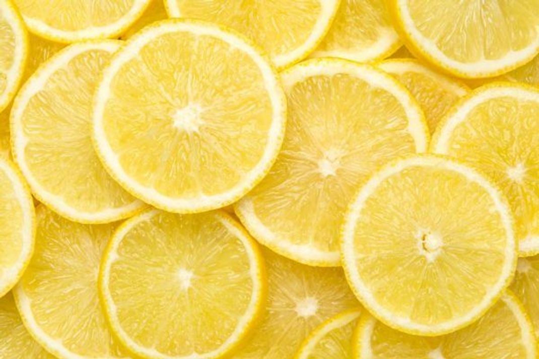 Um deine Haare aufzuhellen, kannst du ganz einfach Zitronensaft benutzen.