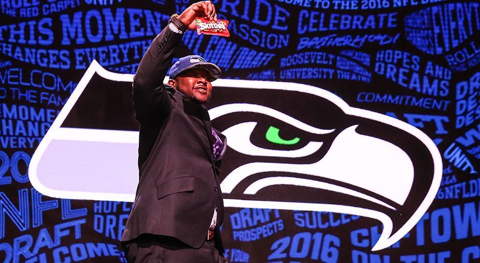 
                <strong>Verlierer: Fans der Seattle Seahawks</strong><br>
                Für die Fans der Seattle Seahawks ist der erste Draft-Tag wie so oft eine Enttäuschung. Denn statt wie eigentlich geplant an Position 26 zu draften, traden die Hawks ihren Pick zu den Falcons. Im Gegenzug erhalten sie unter anderem den 31. Pick der Falcons (31.). ABer auch den geben sie wenig später weiter. Es ist bereits das vierte Mal in den vergangenen fünf Jahren, dass Seattle auf seinen Erstrundenpick verzichtet. GM John Schneider und Coach Pete Carroll scheinen großes Vertrauen in ihren Kader zu haben.
              