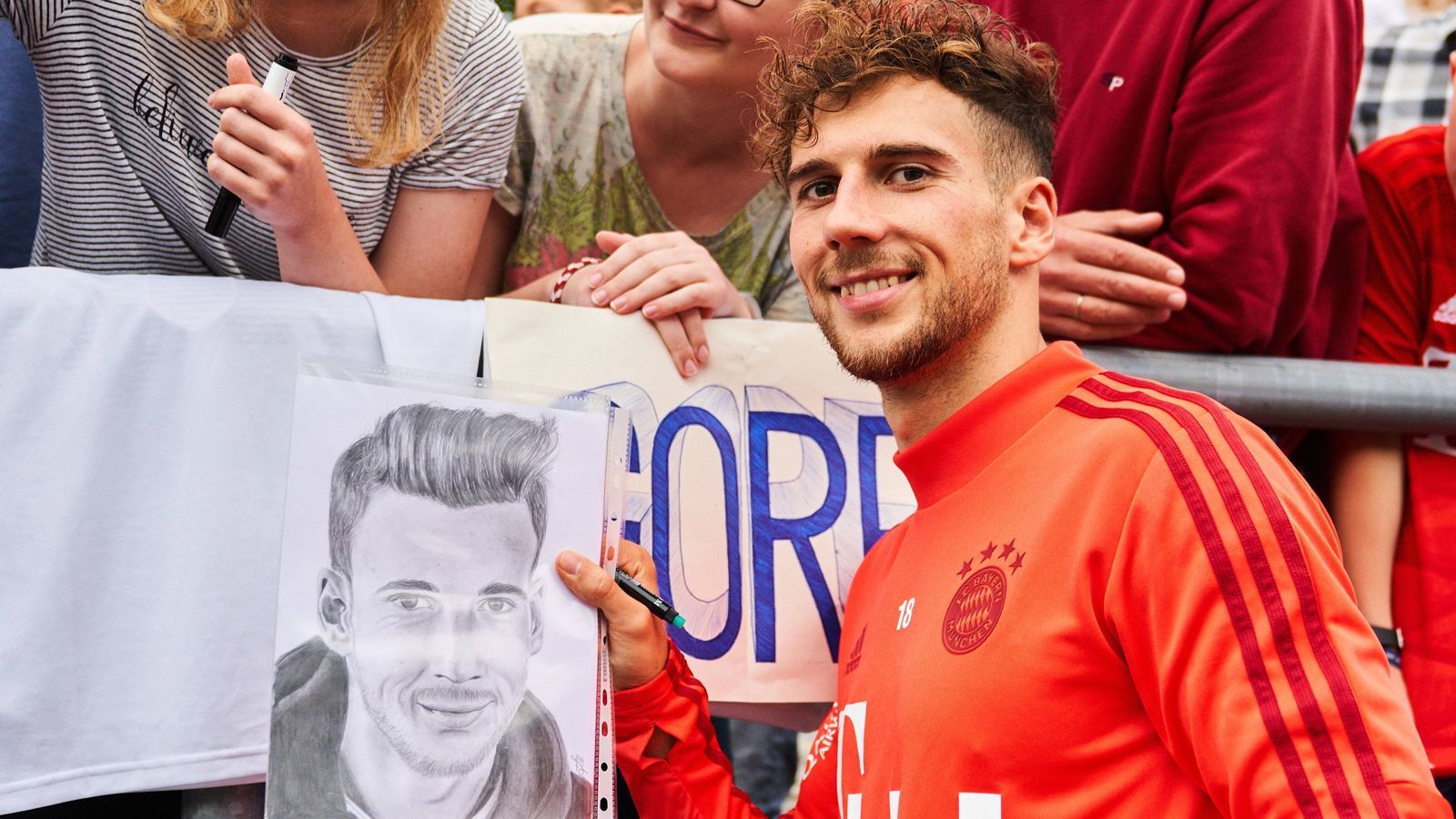 
                <strong>Leon Goretzka (FC Bayern)</strong><br>
                "Ich bin ein Kind des Ruhrgebiets. Da antwortet man auf die Frage nach der Nationalität mit Schalke, Dortmund oder Bochum." (Leon Goretzka nach den rassistischen Äußerungen einiger Fans beim Spiel der deutschen Mannschaft gegen Serbien in Wolfsburg)
              