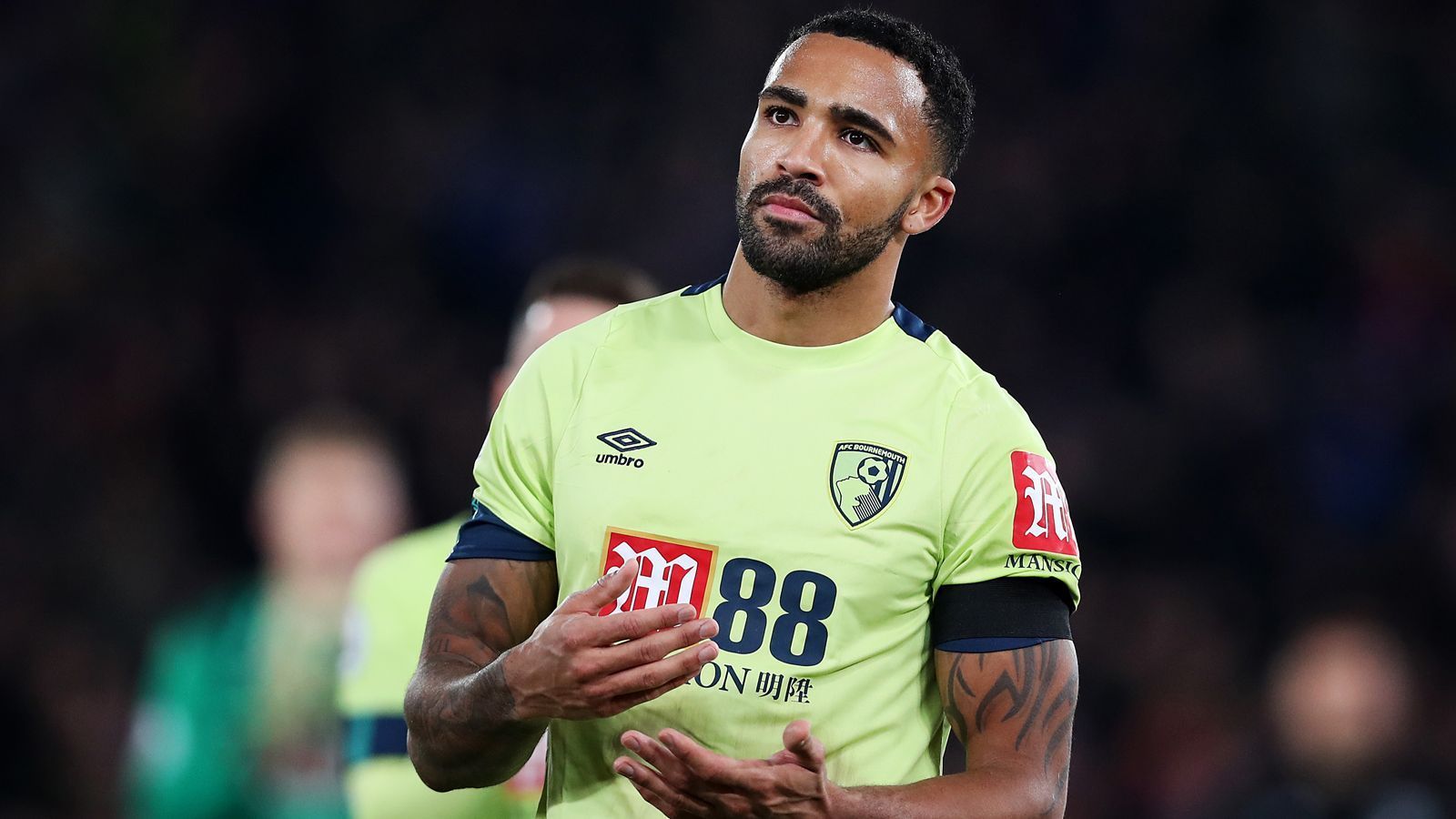 
                <strong>Callum Wilson (Bournemouth)</strong><br>
                Mit Tammy Abraham (elf Premier-League-Tore) stellt der FC Chelsea den bislang zweitbesten Torjäger in der Saison 2019/20. Dennoch wollen die Londoner sich im Angriff wohl im Januar schon verstärken. Als ein Kandidat gilt Callum Wilson von Bournemouth. Der 27-Jährige traf in der laufenden Spielzeit fünf Mal für seinen Klub in Englands Oberhaus und ist mittlerweile sogar Nationalspieler der "Three Lions". Erst im Sommer 2019 verlängerte der aus Coventry stammende Wilson seinen Vertrag bei Bournemouth bis 2023. 
              