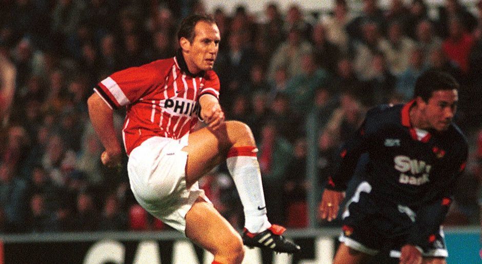 
                <strong>Jaap Stam</strong><br>
                Abwehr: Jaap Stam. Der holländische Innenverteidiger stand von 1996 bis 1998 bei der PSV unter Vertrag und kam in der Zeit 89-mal zum Einsatz. Er gewann mit dem Team dreimal den niederländischen Superpokal sowie jeweils einmal die Meisterschaft und den Pokal. Mit elf Treffern und drei Vorlagen im PSV-Trikot erwies sich Stam auch als torgefährlich, ehe er 1998 für umgerechnet rund 17 Millionen Euro Ablöse zu Manchester United wechselte. 
              